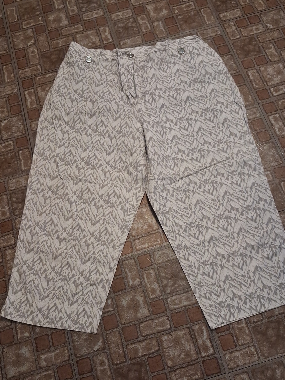 Company Collection White& Gray Printed Capri Pants Size 15